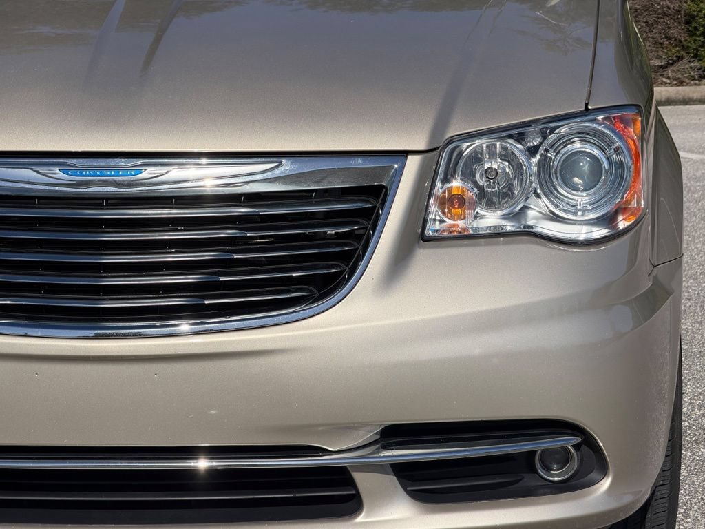 Used 2016 Chrysler Town & Country Limited Platinum FWD image 9