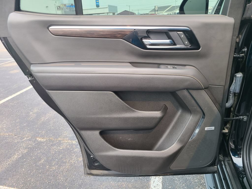 Used 2025 Chevrolet Tahoe Premier AWD/4WD image 16