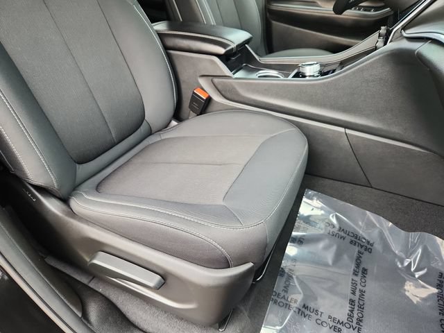 Used 2025 Jeep Grand Cherokee Laredo AWD/4WD image 25