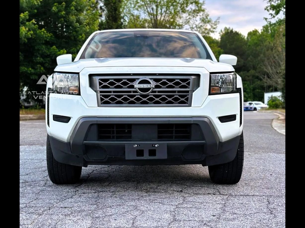 Used 2023 Nissan Frontier SV image 2