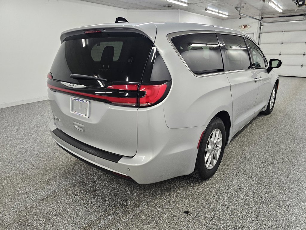 Used 2024 Chrysler Pacifica Touring-L FWD image 4