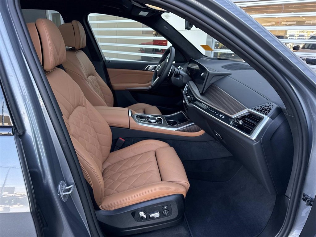 Used 2025 BMW X7 xDrive40i w/ M Sport Package image 10