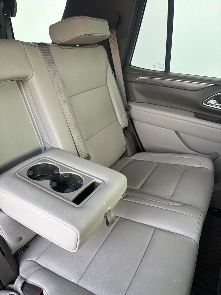 Used 2023 GMC Yukon SLT w/ SLT Luxury Package image 17