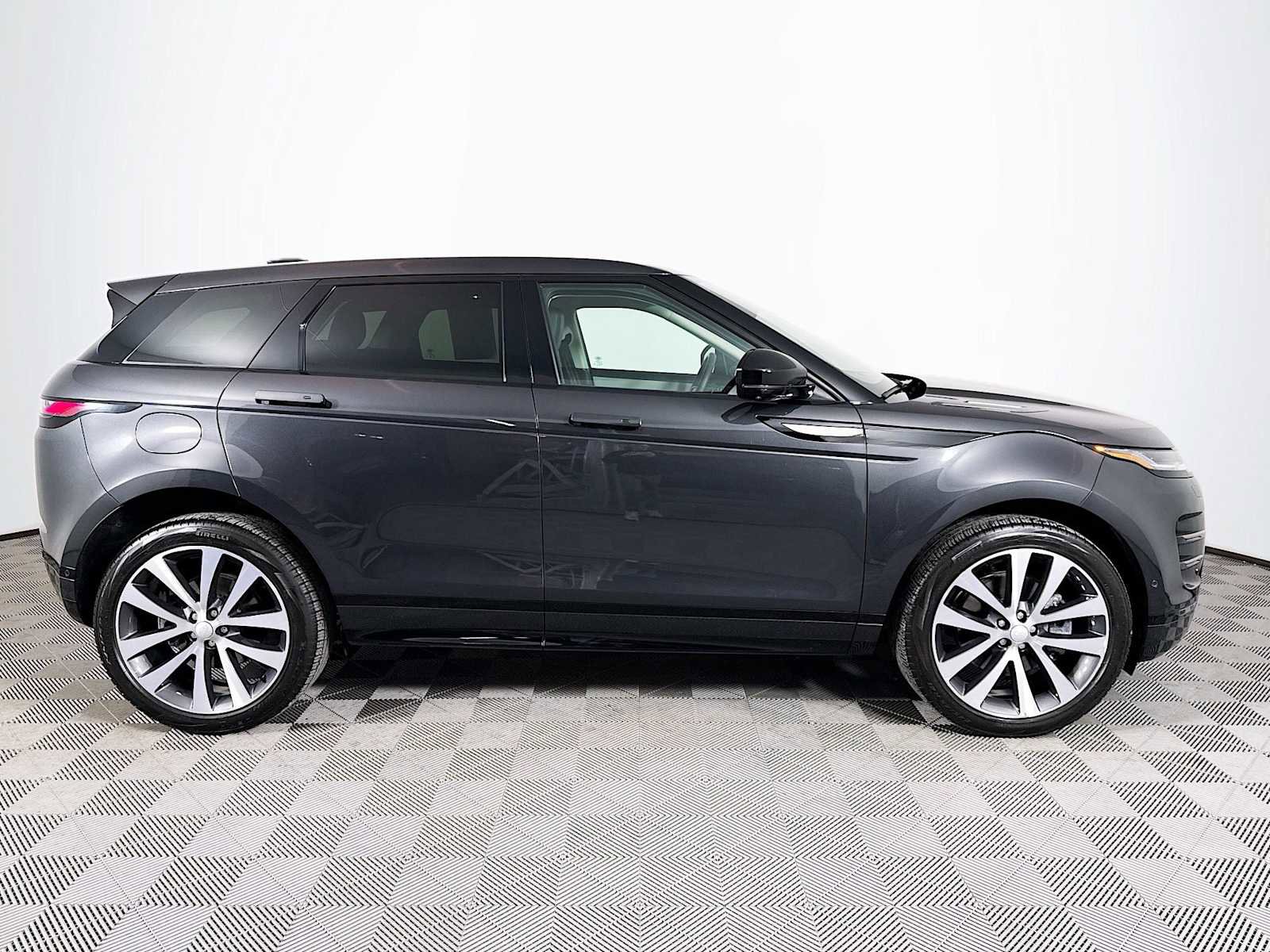 Used 2025 Land Rover Range Rover Evoque Dynamic SE AWD/4WD image 4