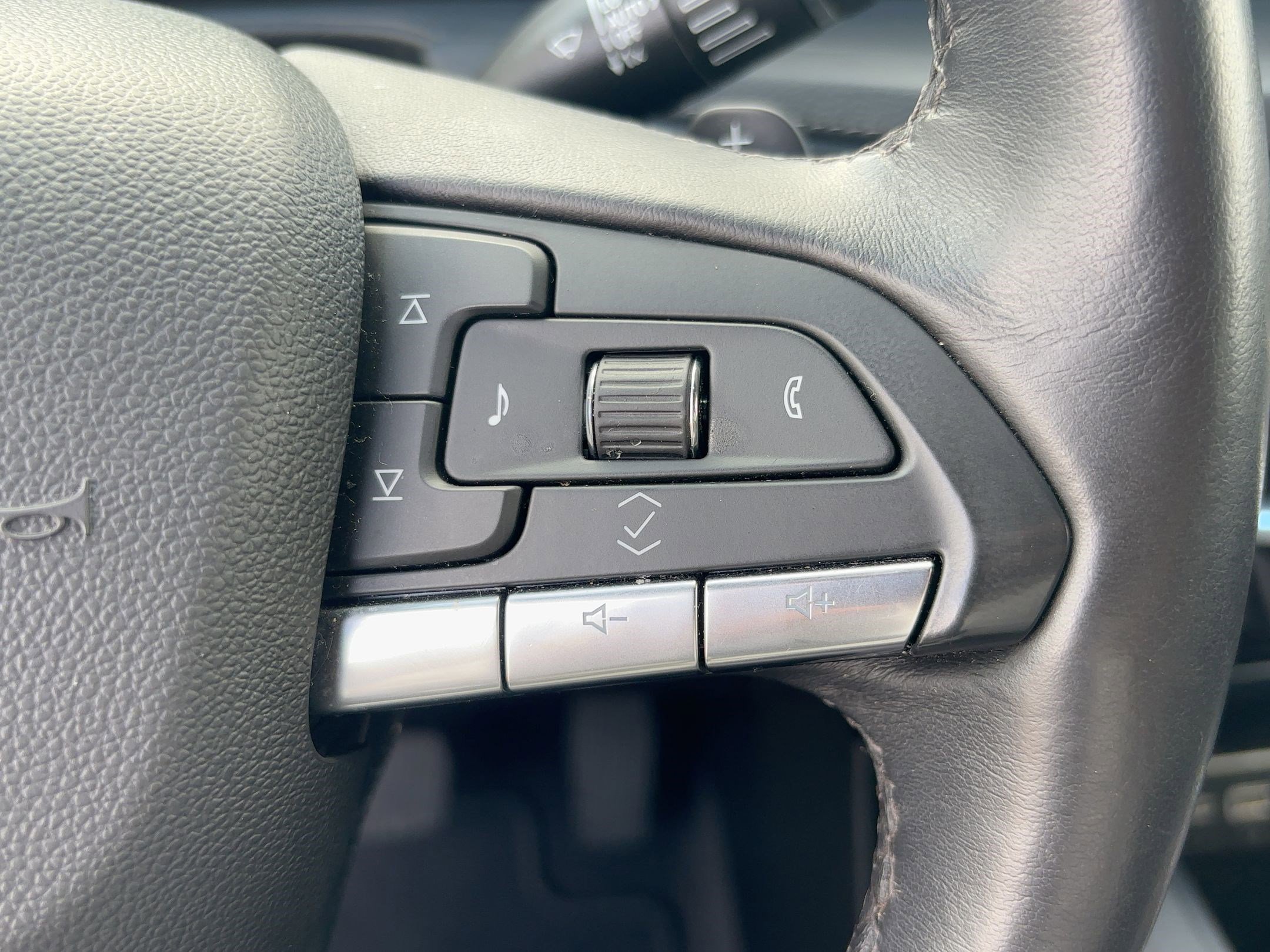 Used 2025 Cadillac XT4 Premium Luxury image 19