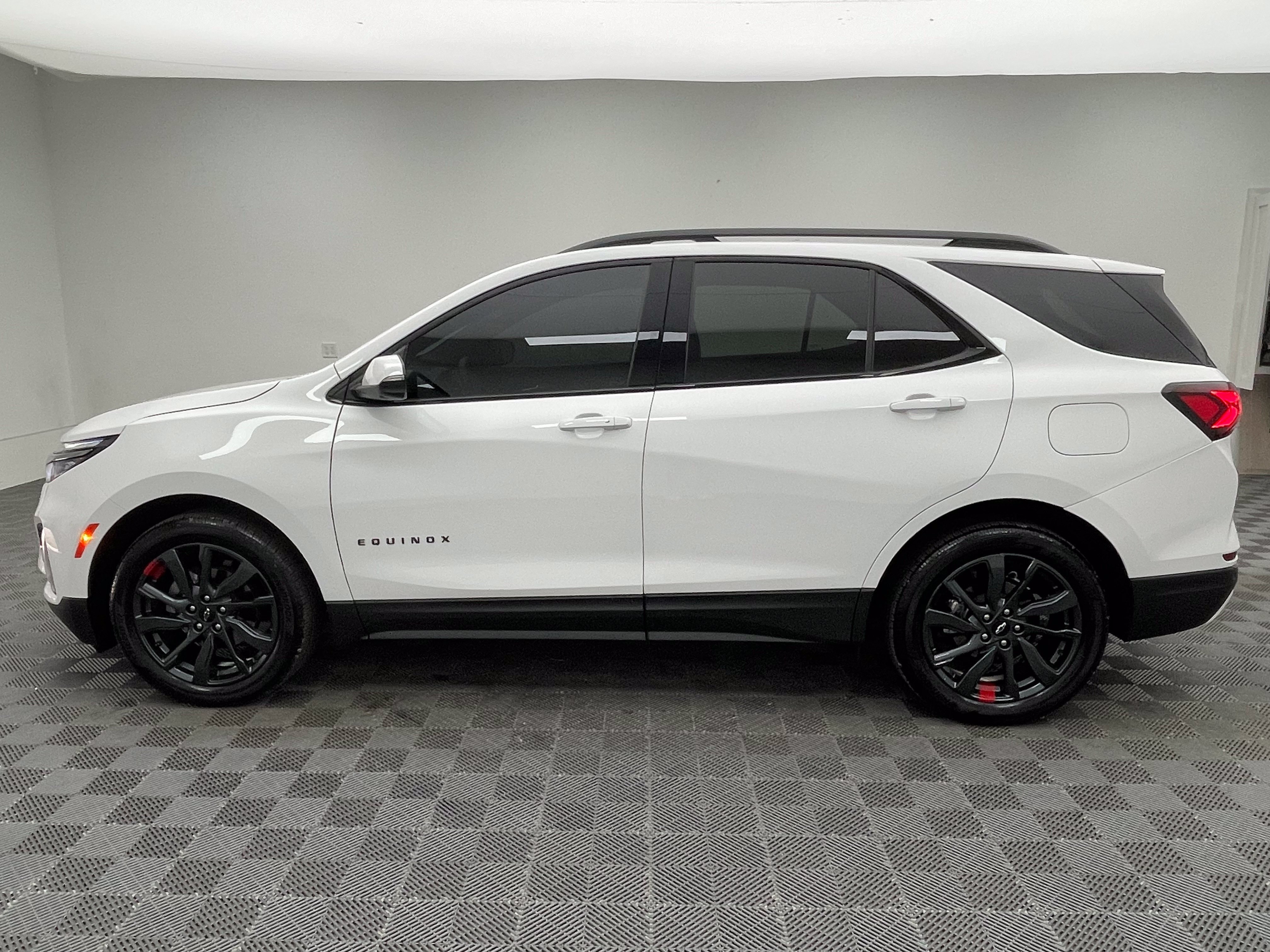 Used 2023 Chevrolet Equinox RS FWD image 12