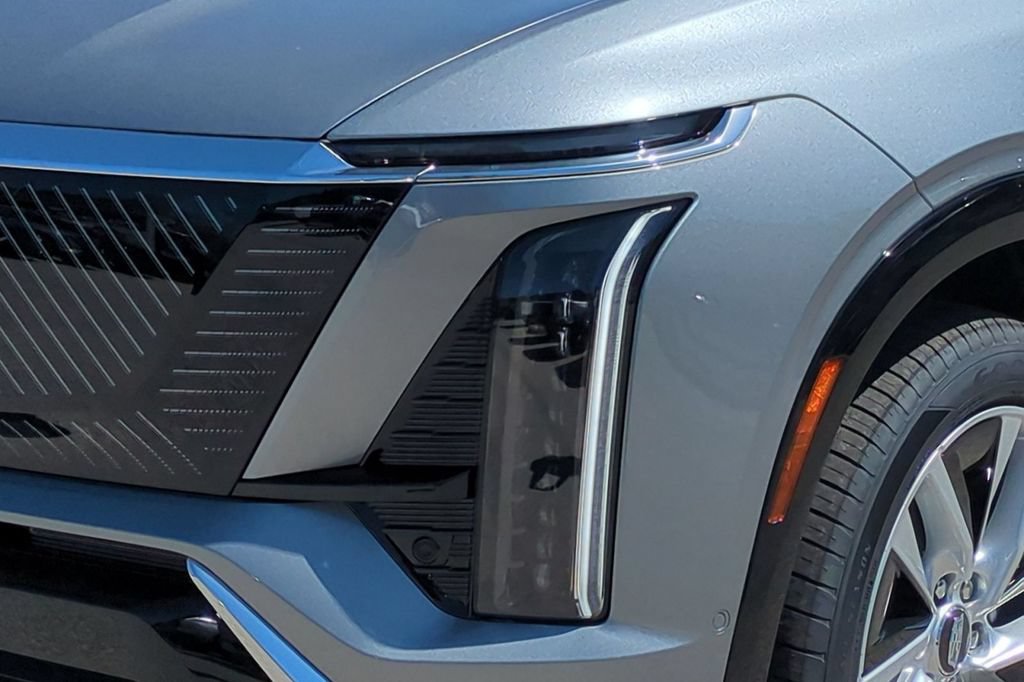 New 2026 Cadillac Vistiq Luxury w/ LPO, Floor Liner Package AWD/4WD image 19
