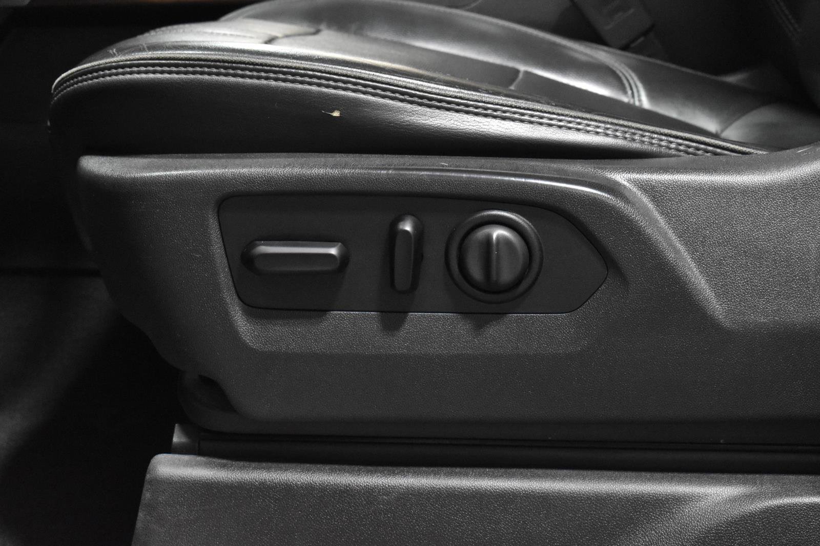 Used 2019 Chevrolet Silverado 1500 High Country w/ High Country Premium Package AWD/4WD image 7
