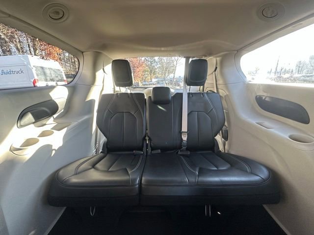 Used 2024 Chrysler Pacifica Touring-L image 32