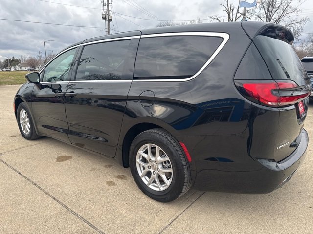 Used 2024 Chrysler Pacifica Touring-L image 5