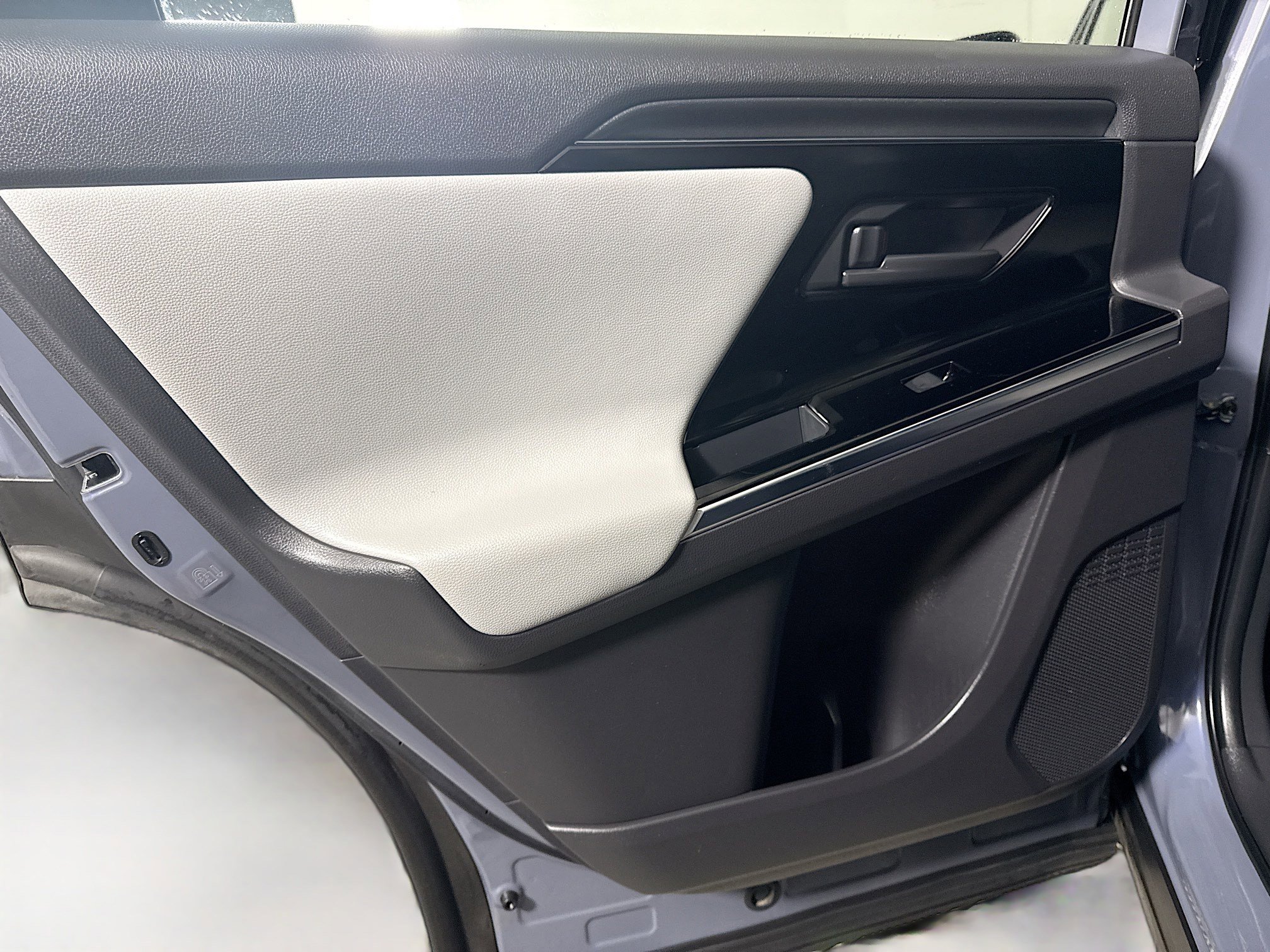 Used 2023 Subaru Solterra Limited image 26