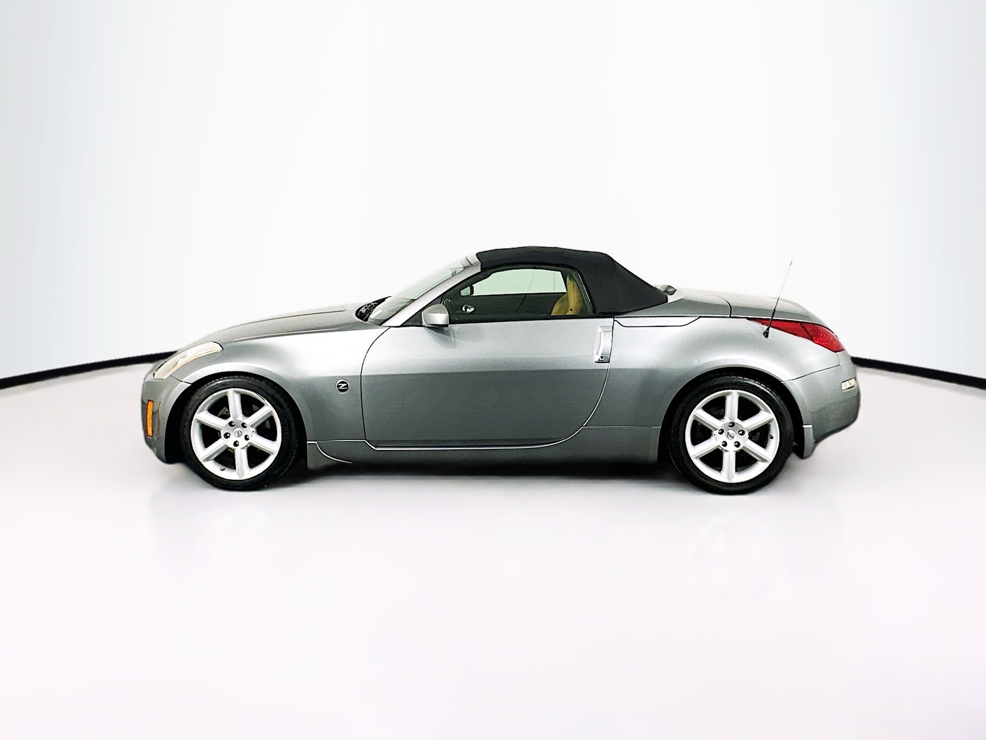 Used 2005 Nissan 350Z Touring image 4