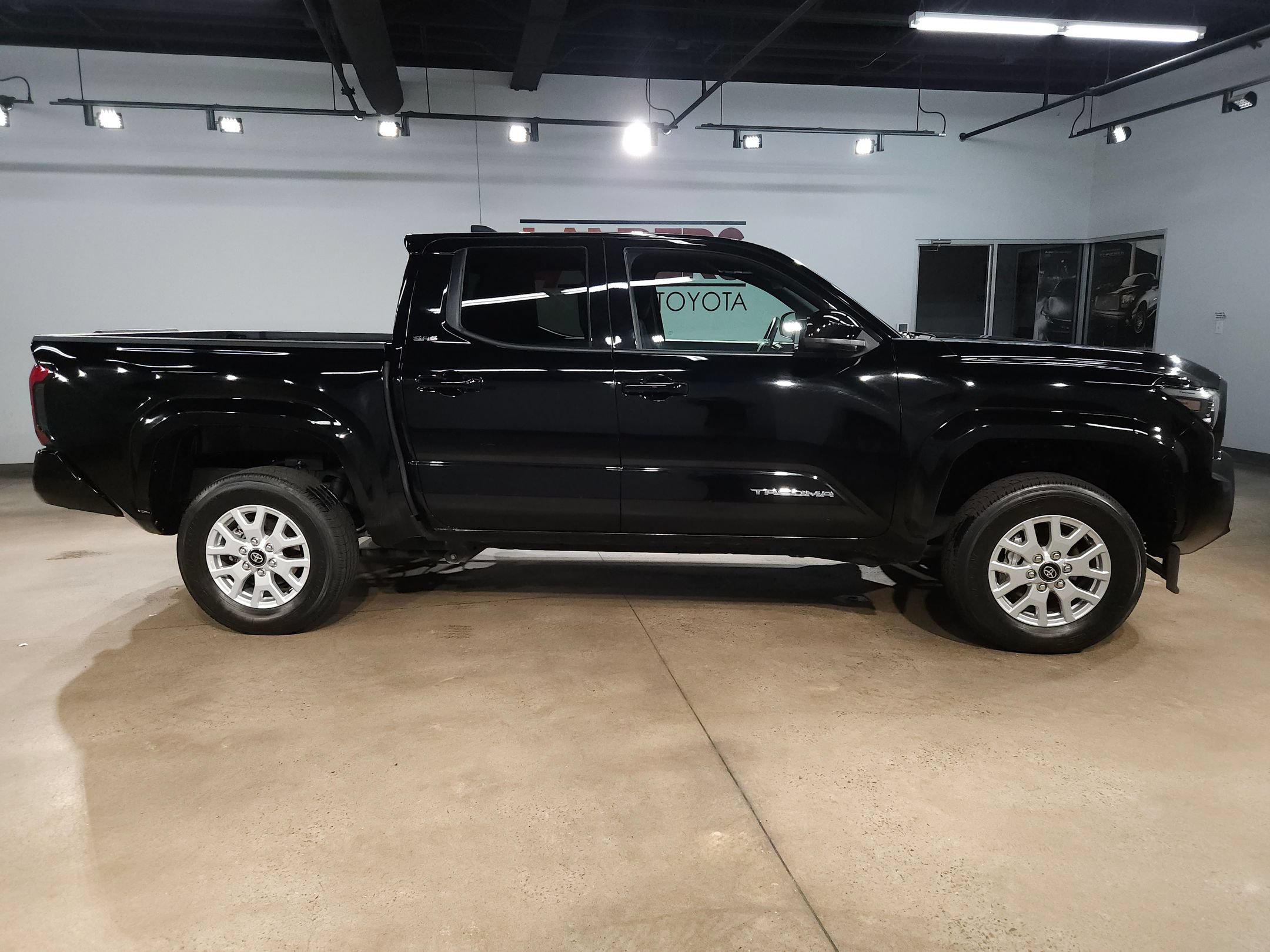 Used 2025 Toyota Tacoma SR5 AWD/4WD image 8