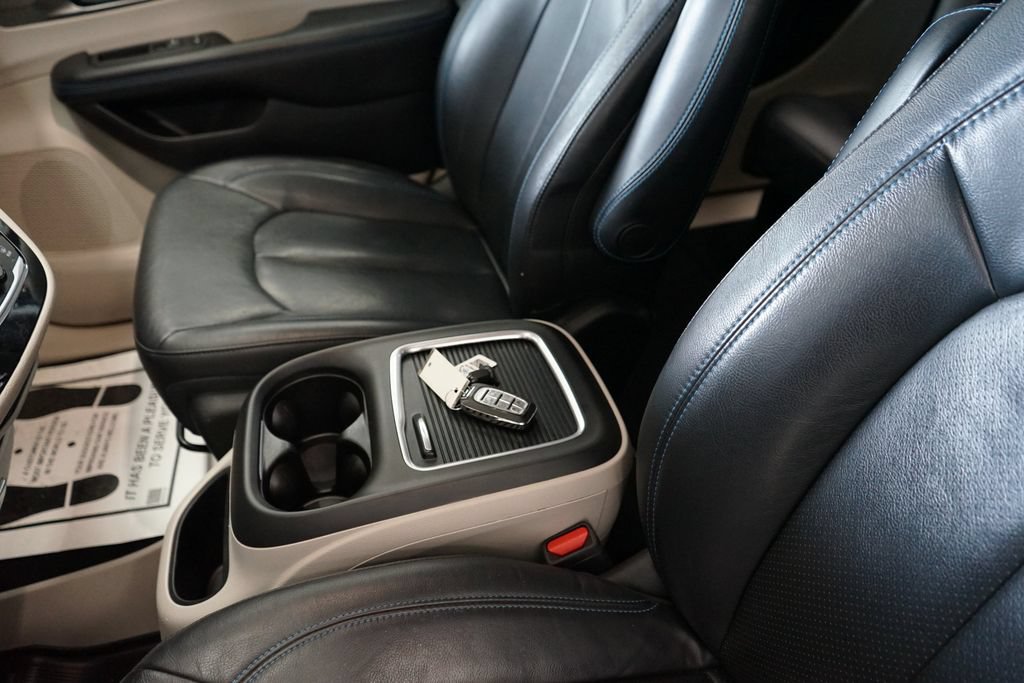 Used 2021 Chrysler Pacifica Touring-L w/ Uconnect Theater Family Group AWD/4WD image 30