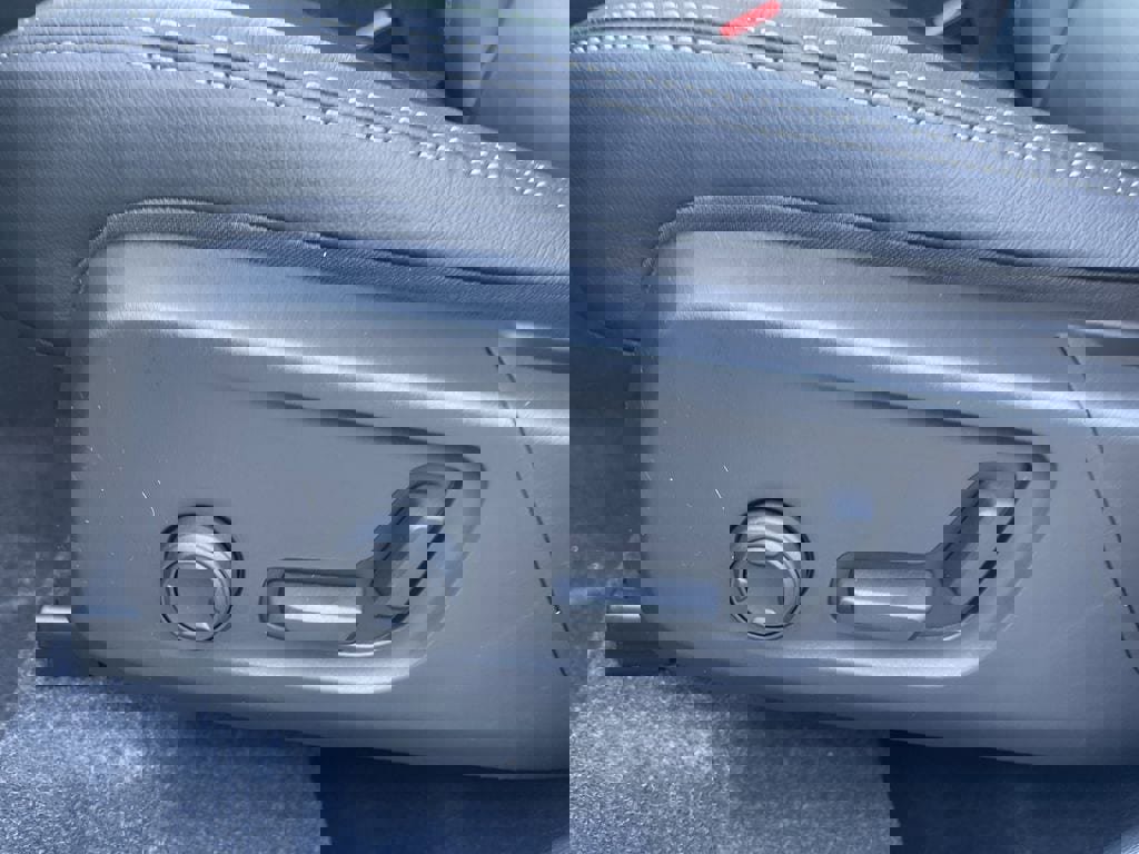 Used 2024 Volvo XC40 B5 Plus image 9