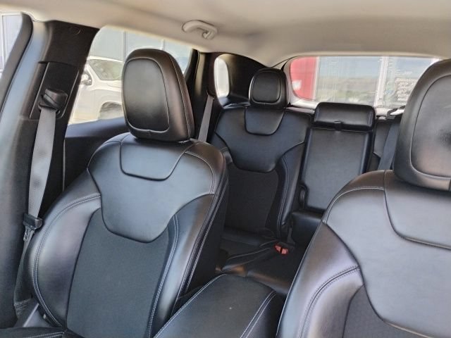Used 2019 Jeep Cherokee Latitude Plus AWD/4WD image 14