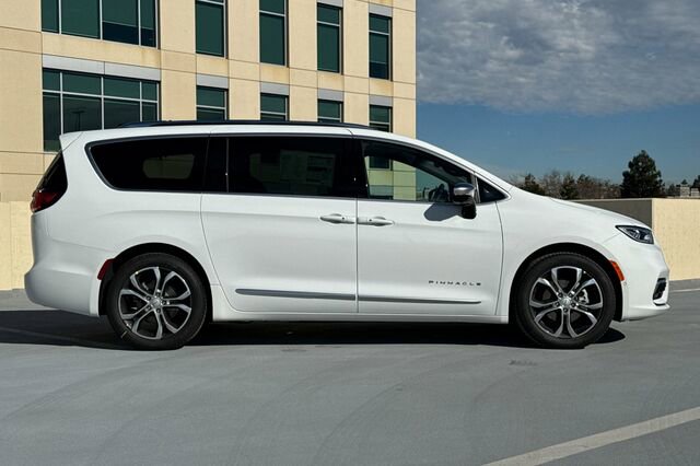New 2026 Chrysler Pacifica Pinnacle image 3