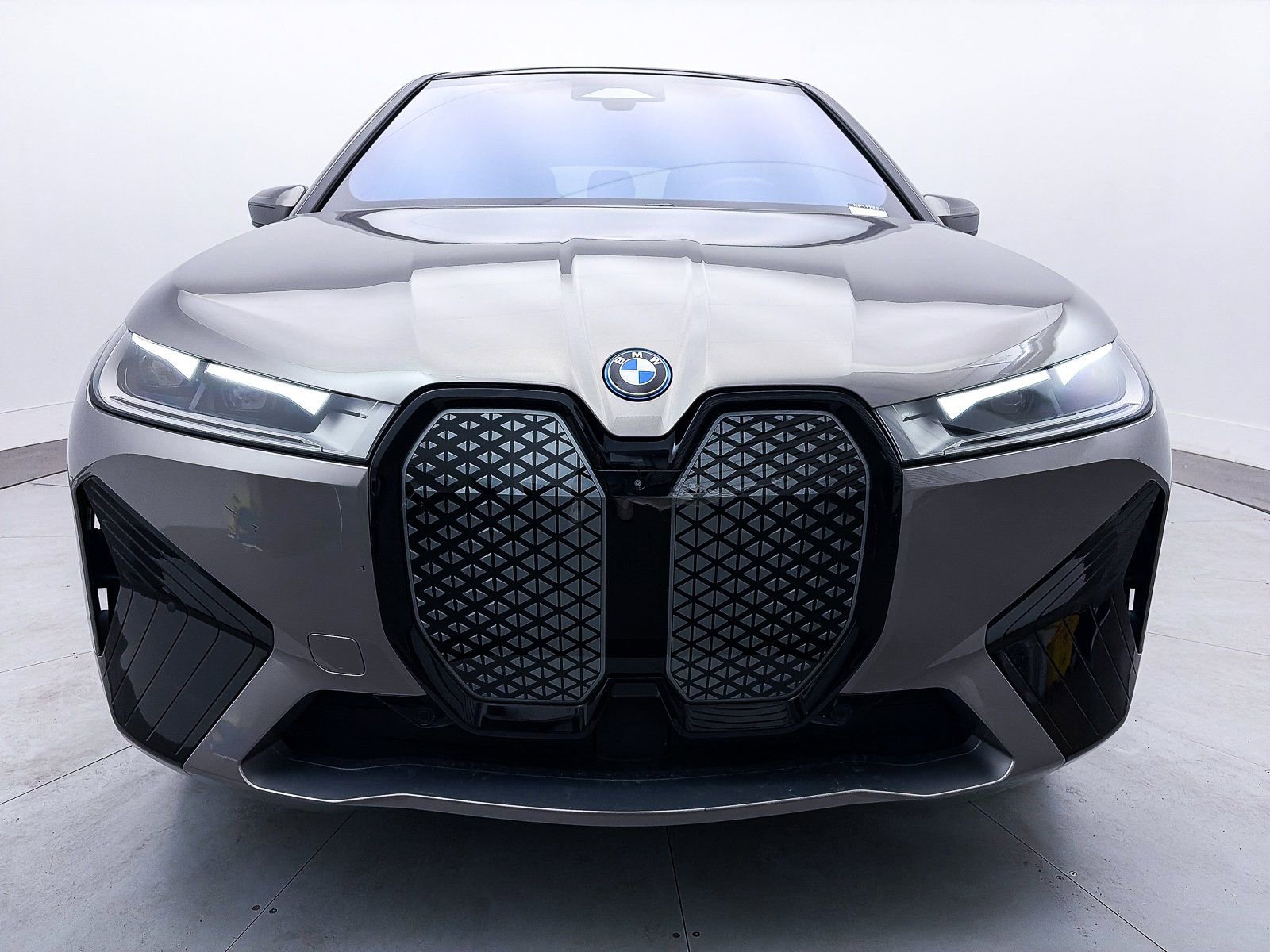 Used 2023 BMW iX xDrive50 w/ Sport Package image 13