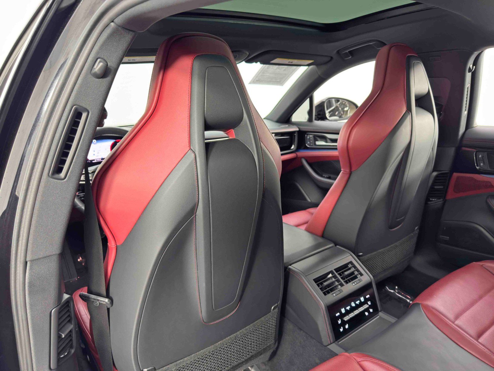 Used 2024 Porsche Panamera image 37