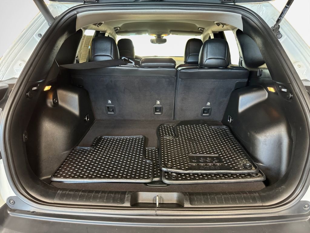 Used 2019 Jeep Cherokee Latitude Plus w/ Comfort/Convenience Group AWD/4WD image 25