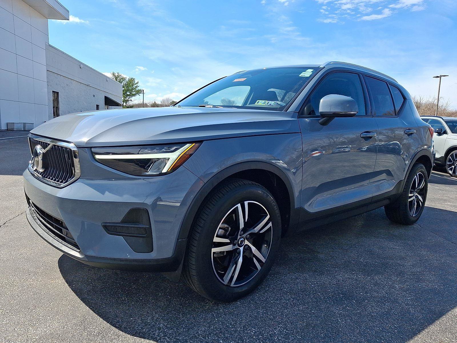 Certified 2023 Volvo XC40 B5 Core w/ Convenience Package image 3