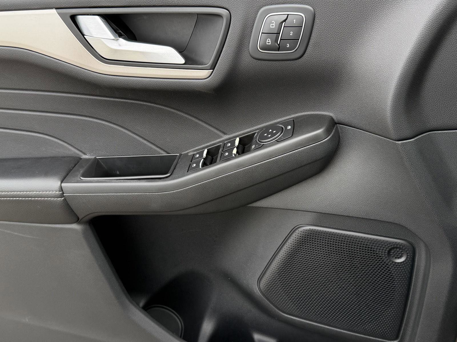 Used 2021 Ford Escape SEL w/ Technology Package image 23