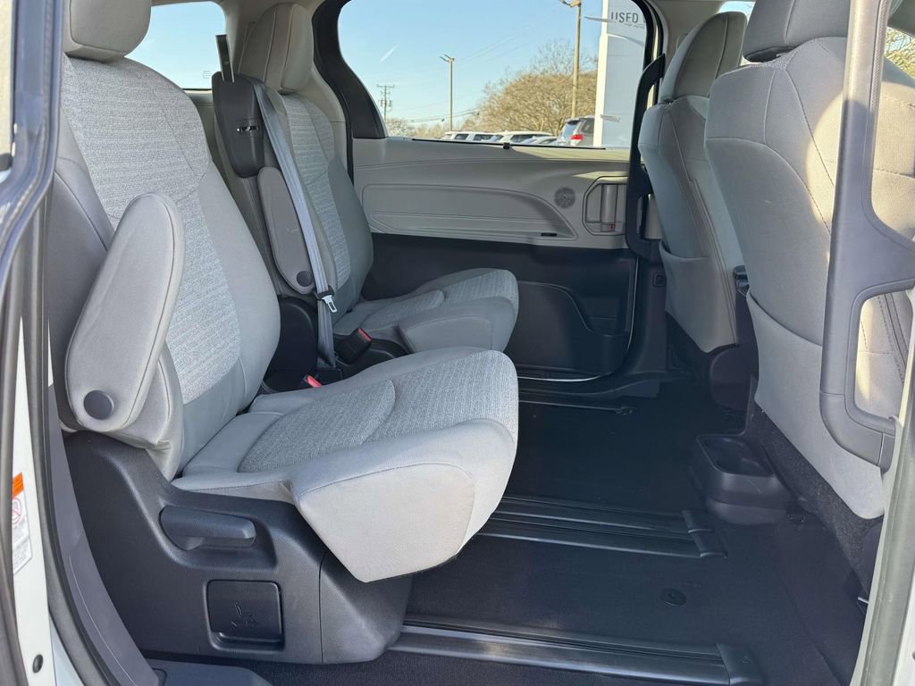 Used 2024 Toyota Sienna LE image 14