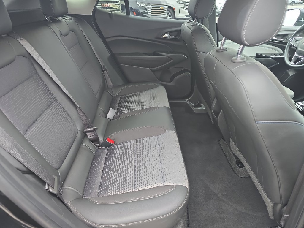 Used 2025 Chevrolet Trax LT w/ LT Convenience Package FWD image 16