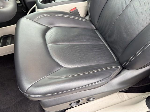 Used 2023 Chrysler Pacifica Touring-L FWD image 24