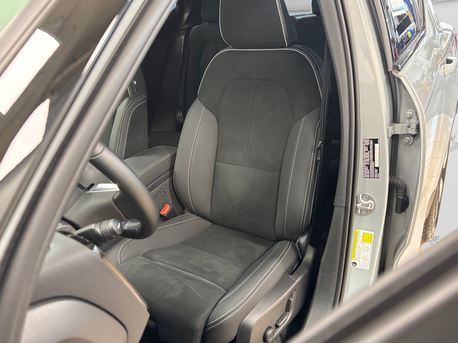 Used 2025 Volvo EX40 Plus w/ Climate Package AWD/4WD image 34