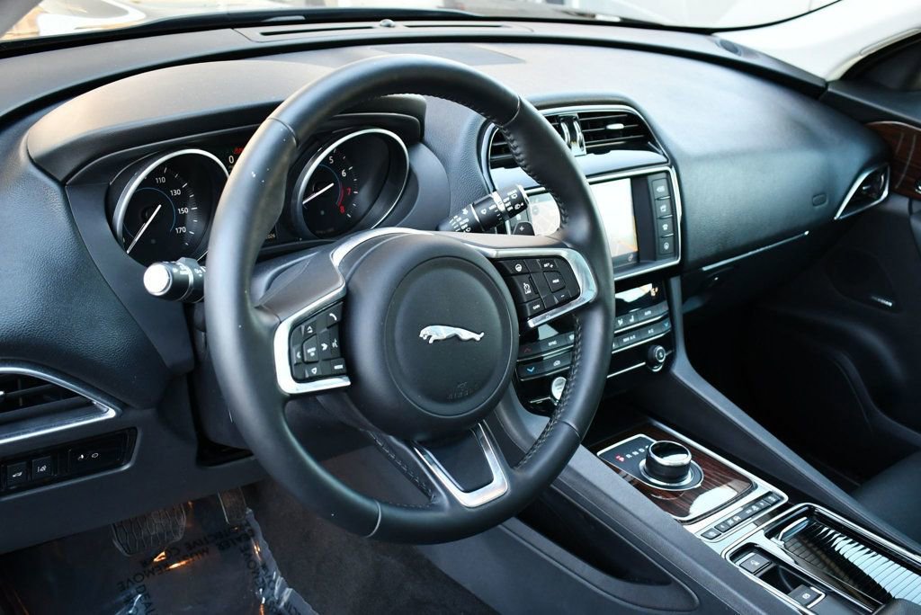 Used 2018 Jaguar F-PACE Prestige image 39