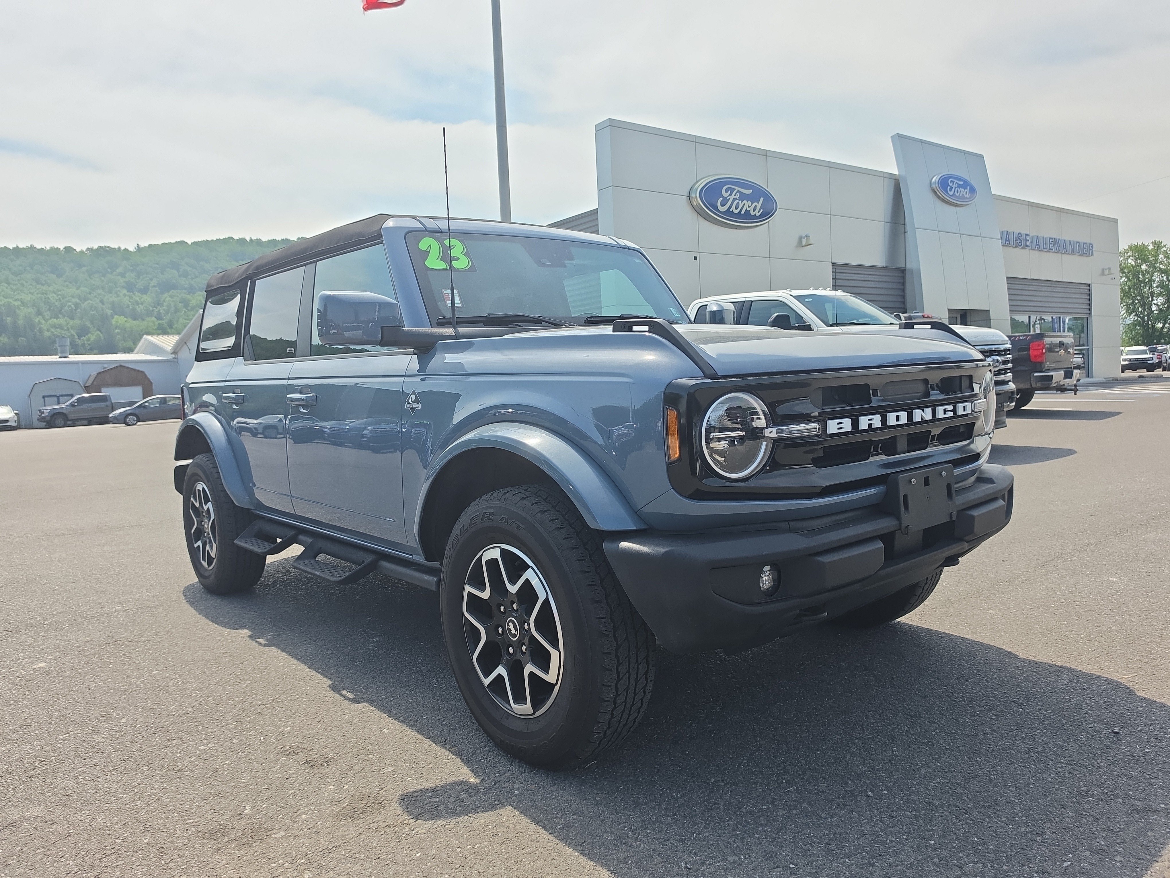 Used 2023 Ford Bronco Outer Banks AWD/4WD video 1