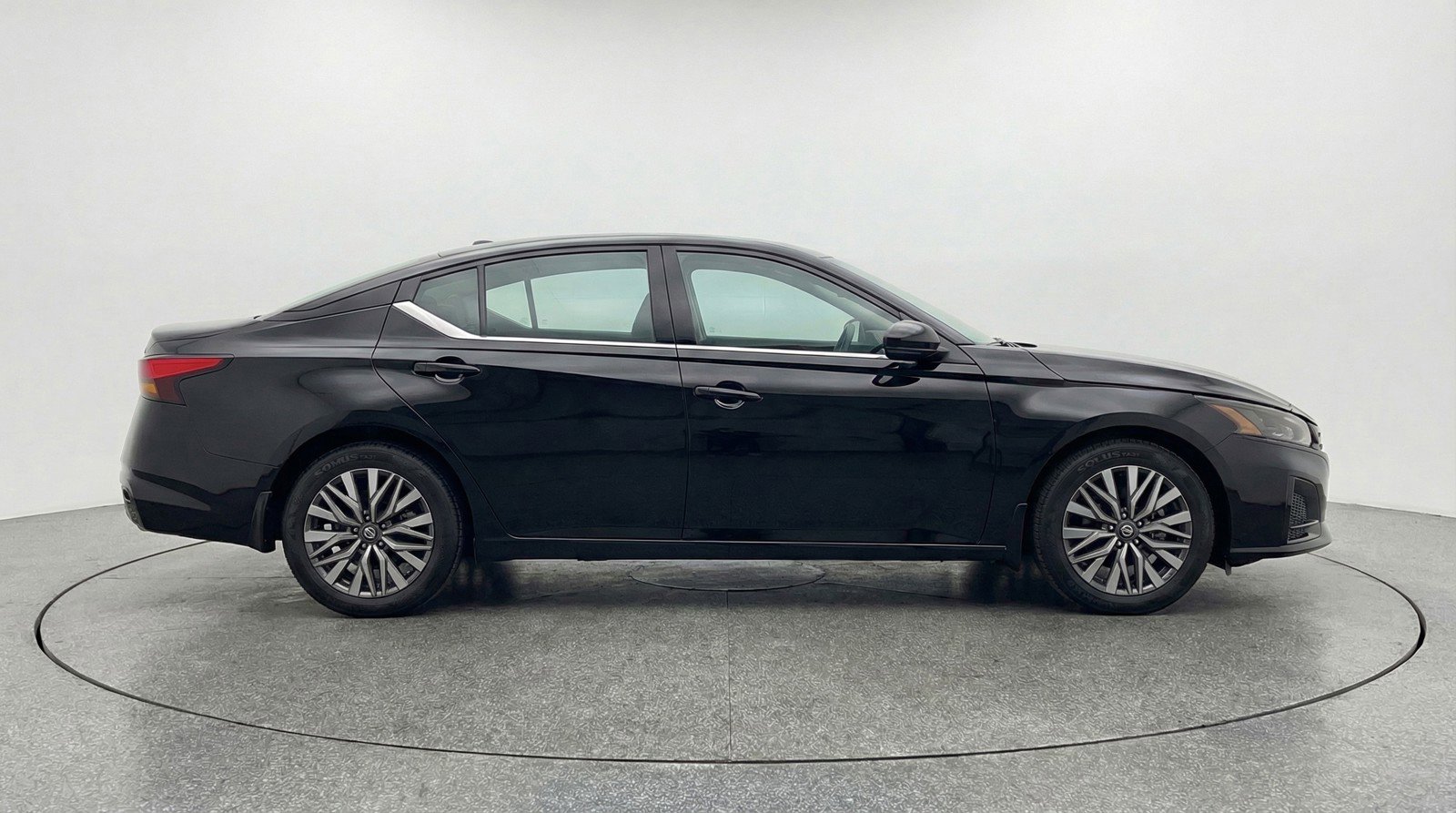Used 2025 Nissan Altima 2.5 SV FWD image 11