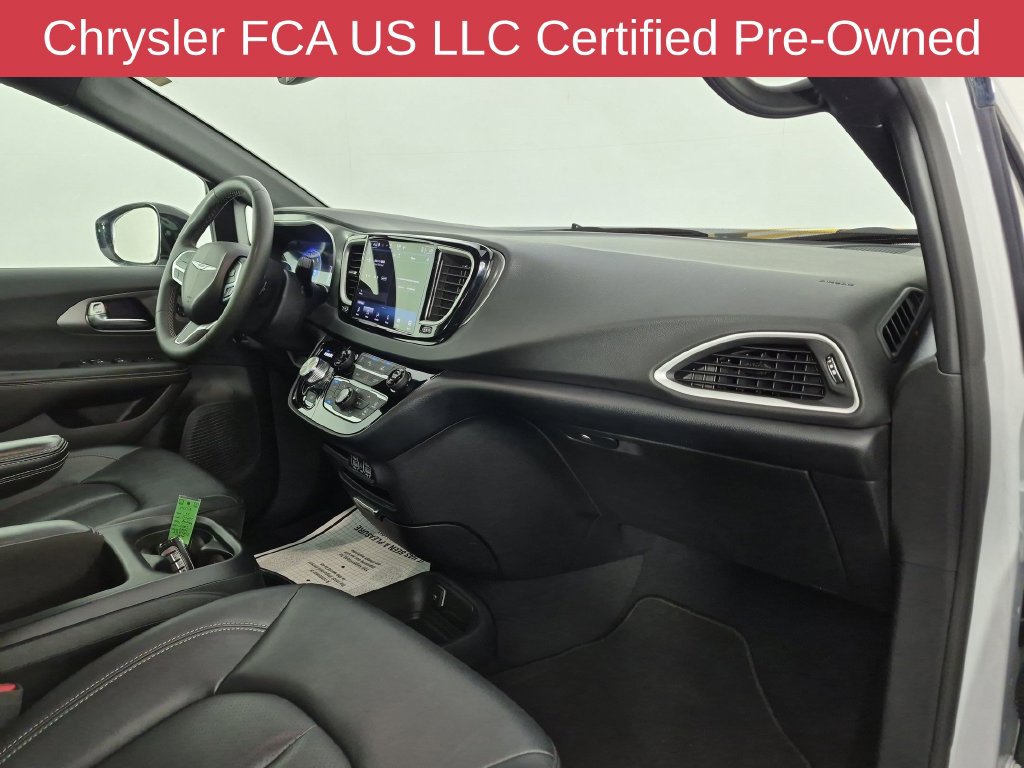 Certified 2025 Chrysler Pacifica Select FWD image 37