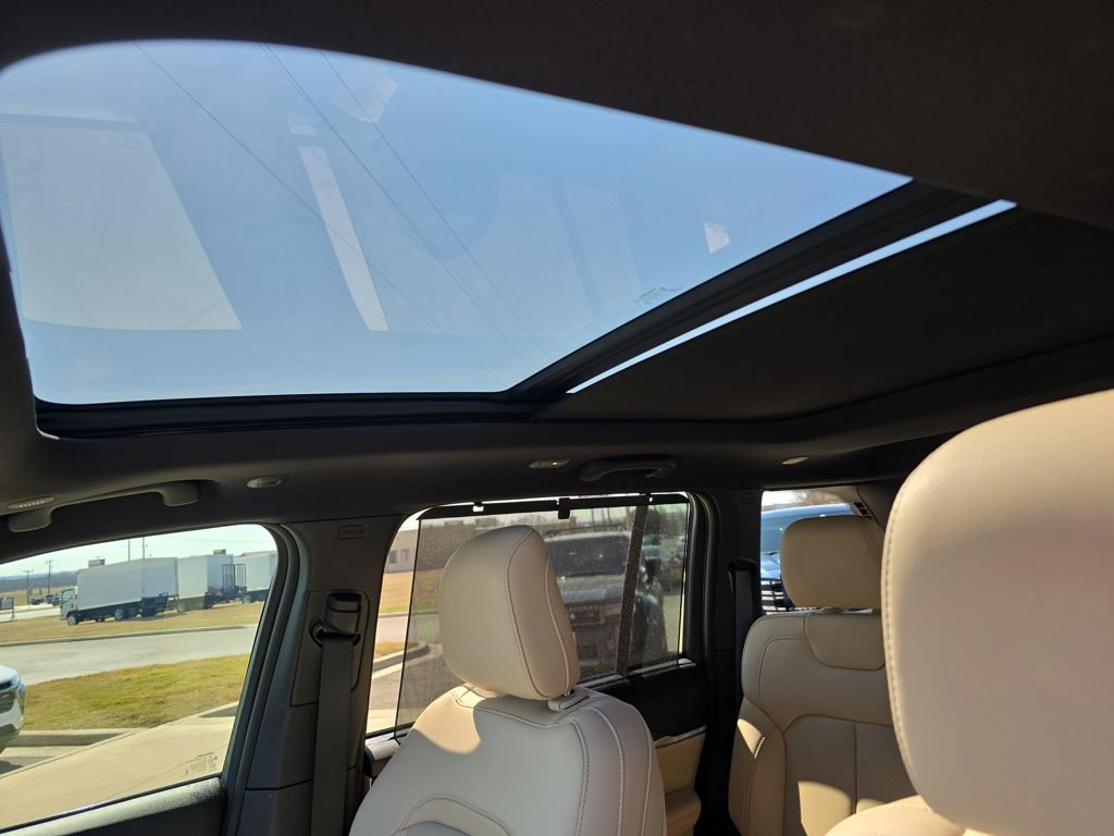 Used 2023 Jeep Grand Cherokee Limited w/ Luxury Tech Group II image 8