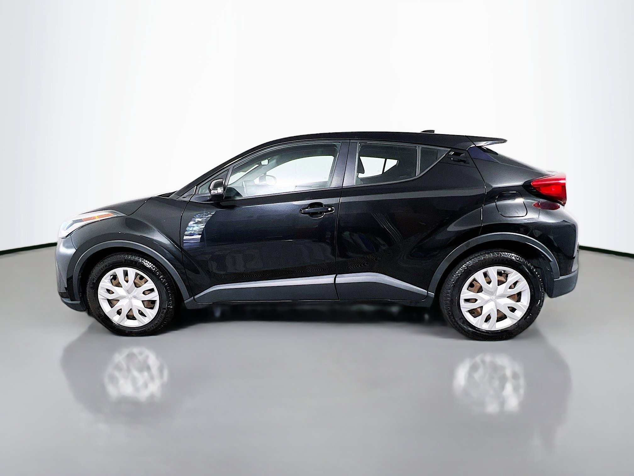 Used 2021 Toyota C-HR LE image 9