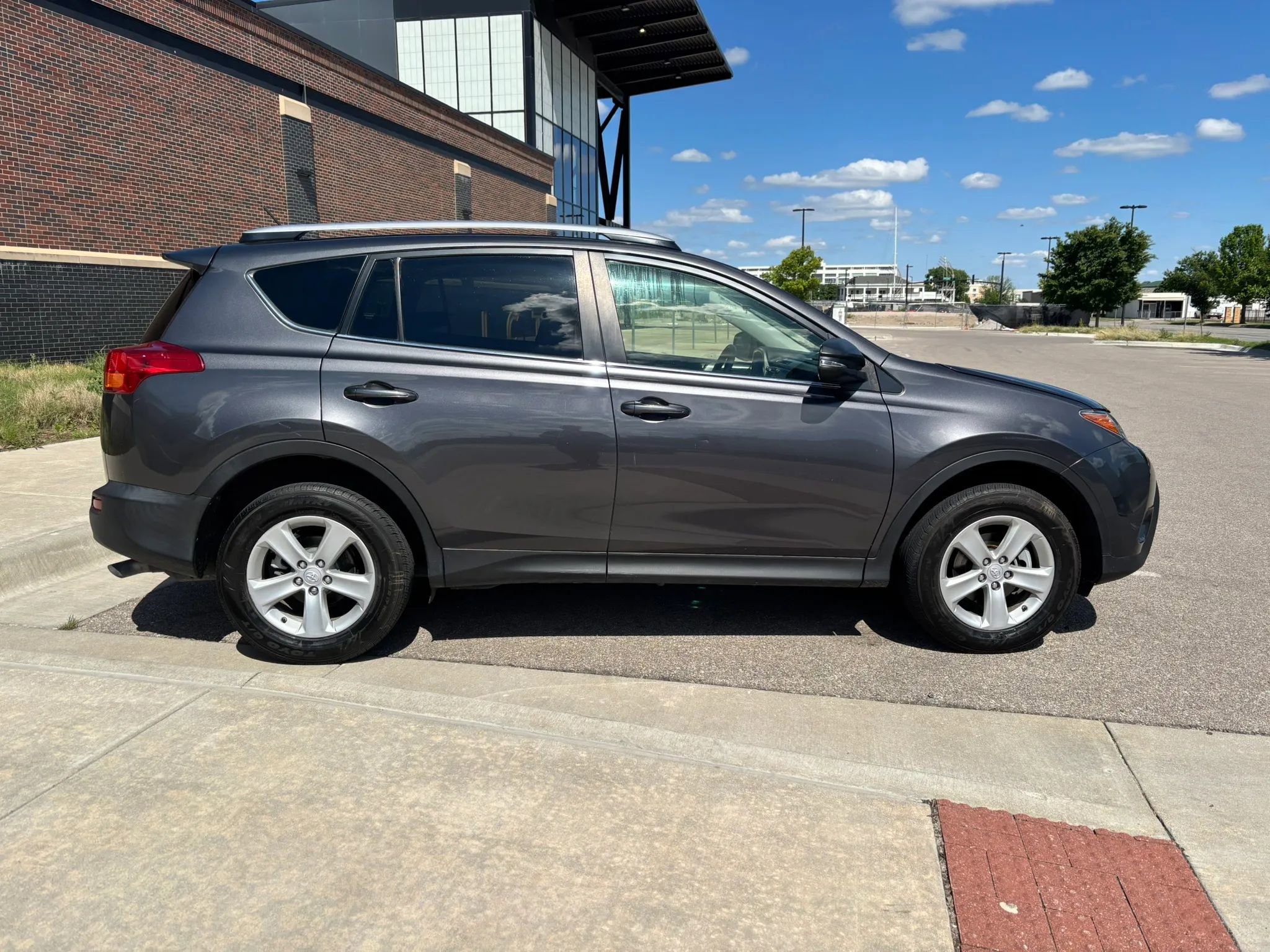 Used 2014 Toyota RAV4 XLE AWD/4WD image 8