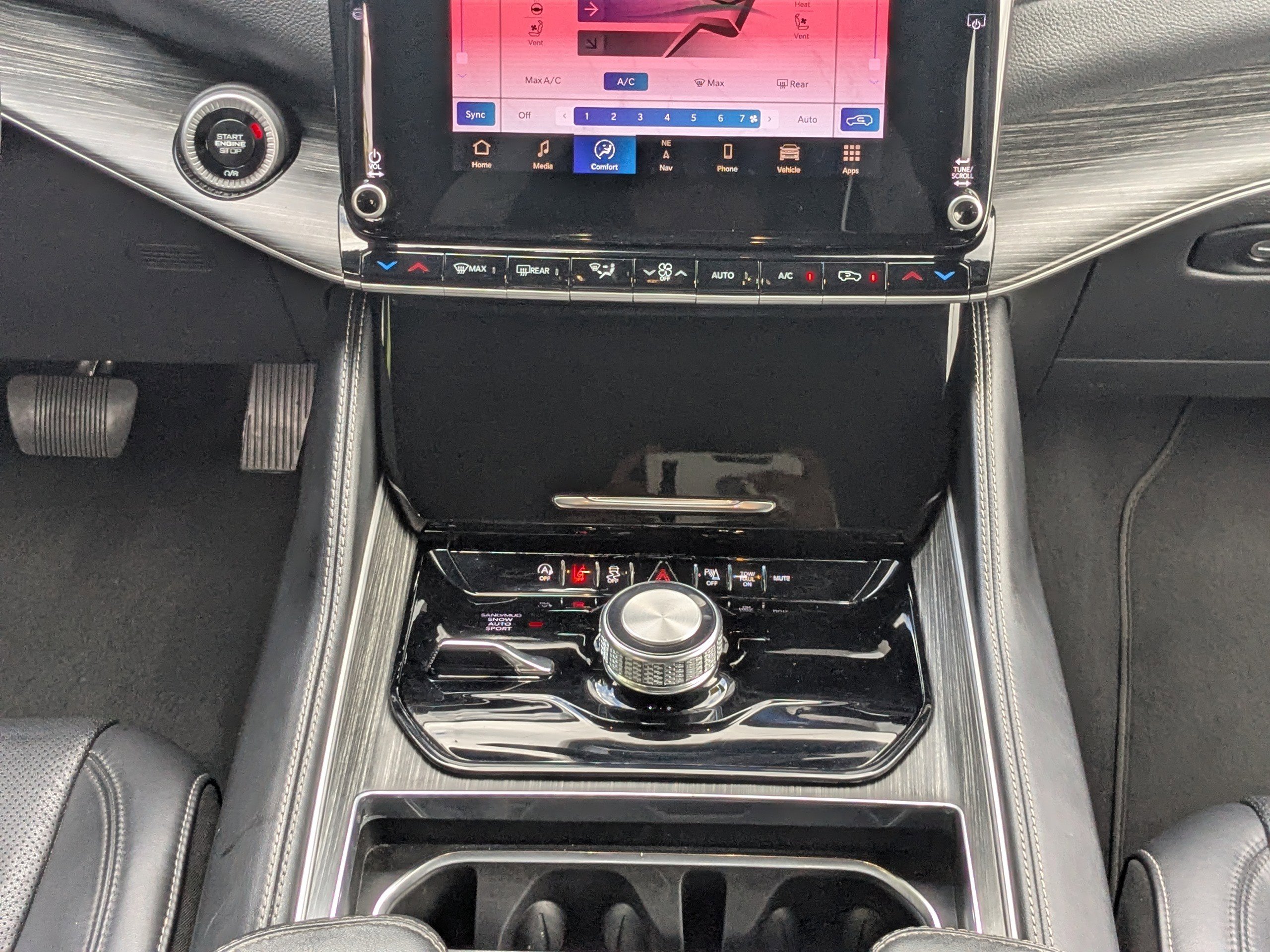 Certified 2024 Jeep Wagoneer L Series II w/ Flexible Seating Group AWD/4WD image 17