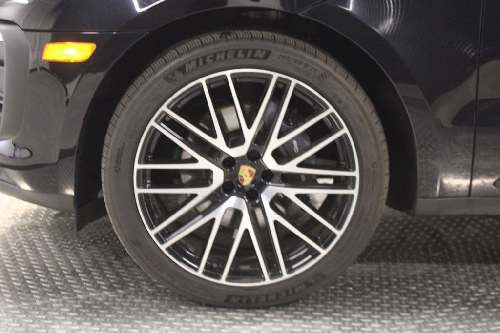 Certified 2025 Porsche Macan AWD/4WD image 16