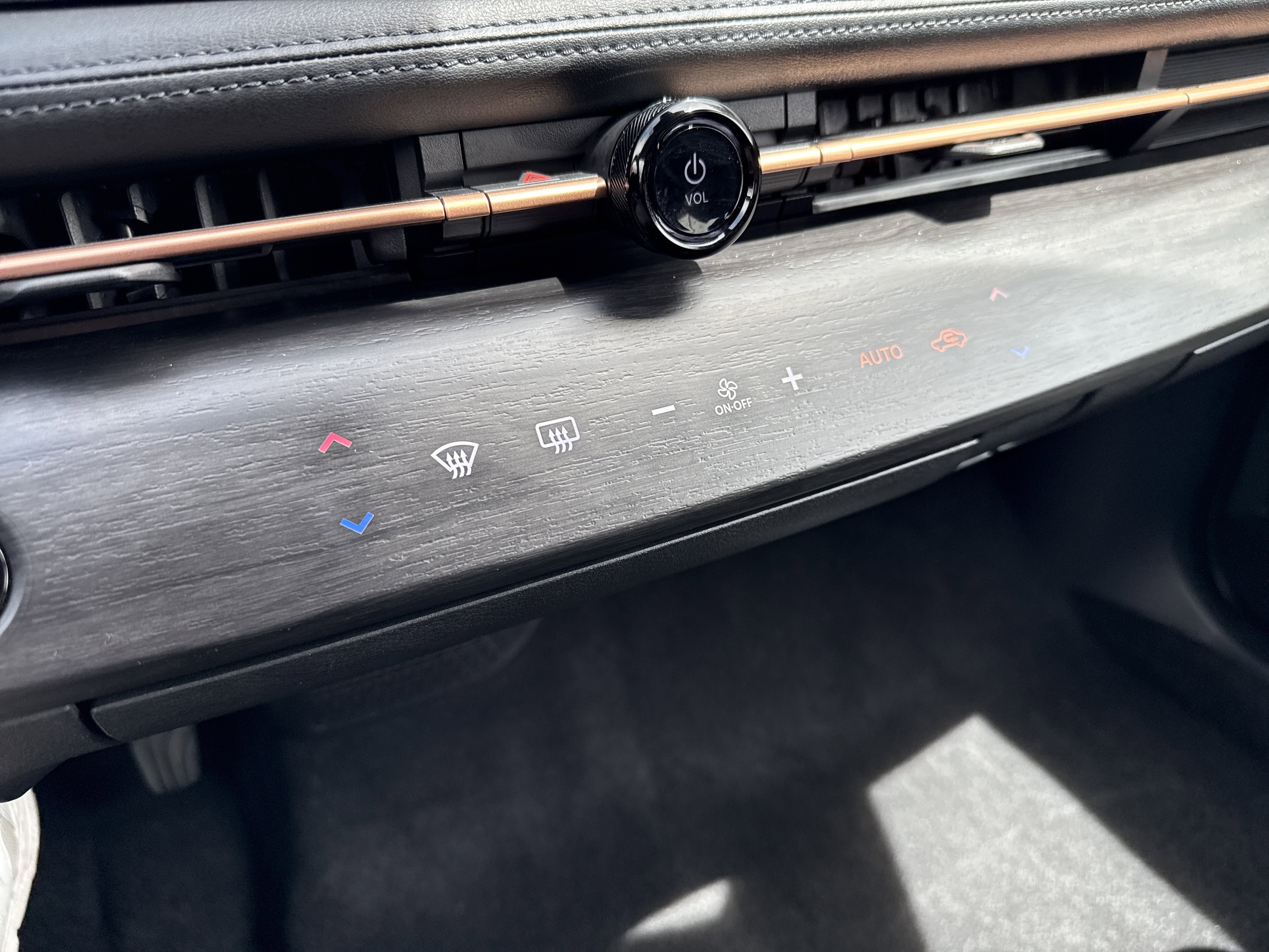 Certified 2025 Nissan Ariya AWD image 25