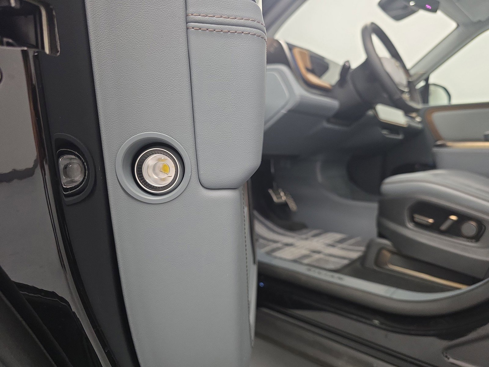 Used 2025 Rivian R1T Premium AWD/4WD image 30