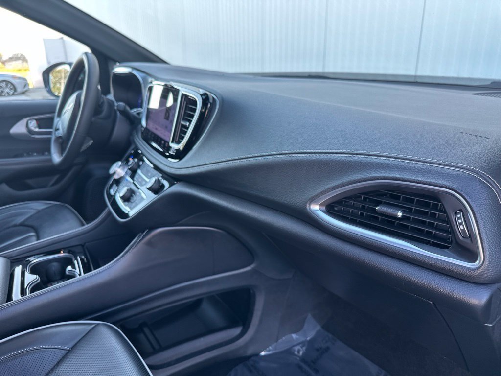 Used 2025 Chrysler Pacifica Limited FWD image 36
