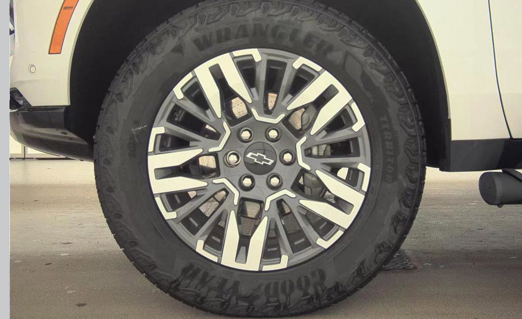 Used 2025 Chevrolet Suburban Z71 AWD/4WD image 10