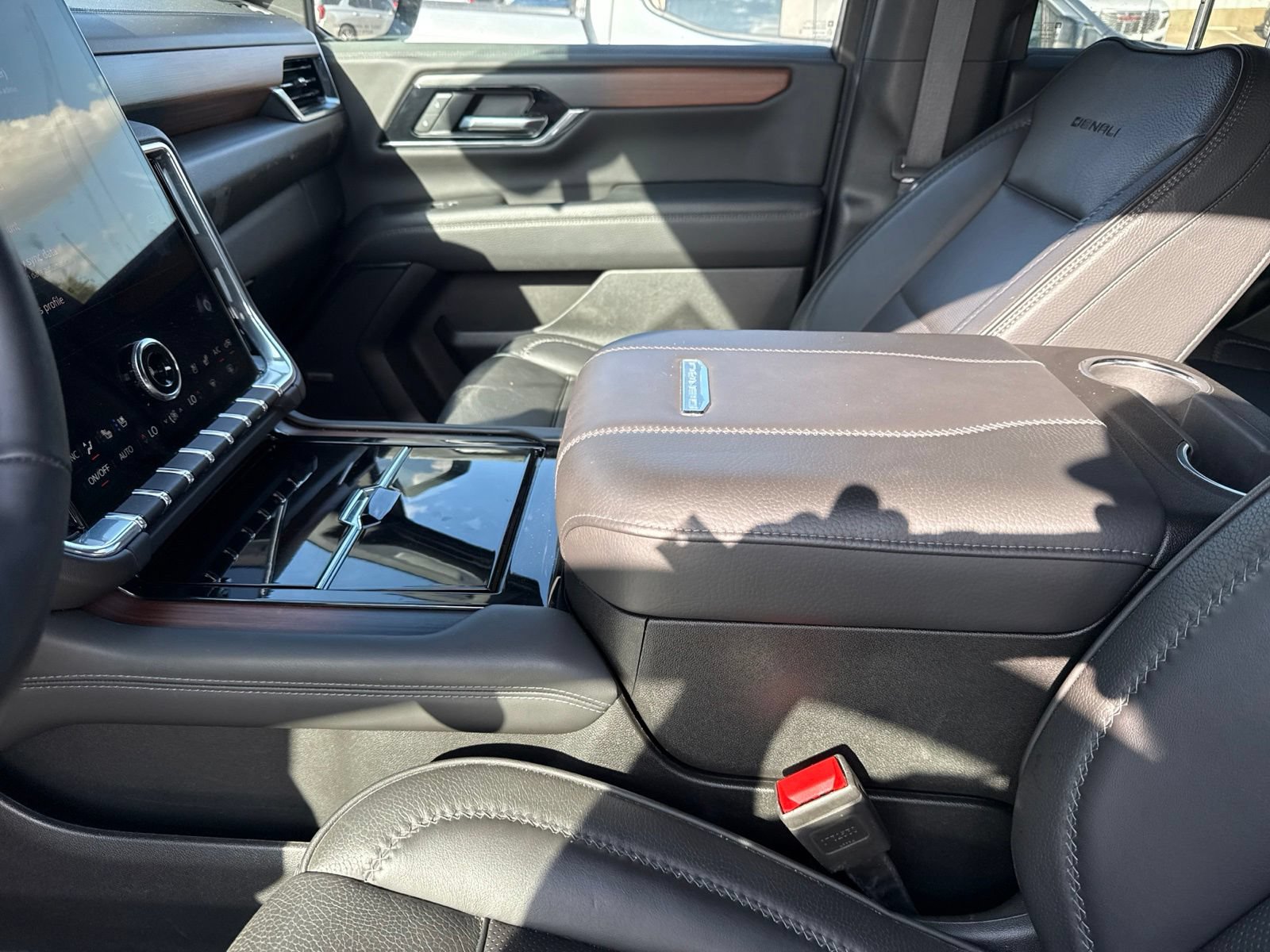 Used 2025 GMC Yukon Denali AWD/4WD image 21