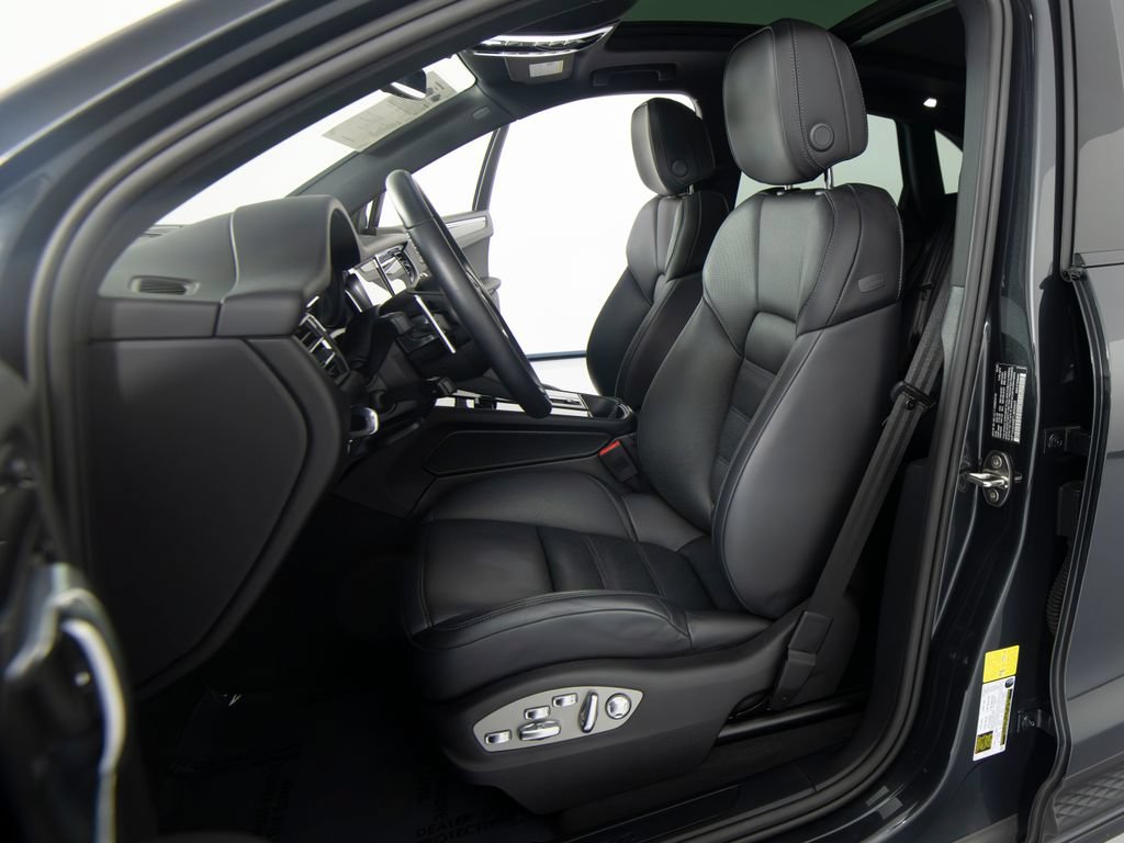 Certified 2026 Porsche Macan AWD/4WD image 17