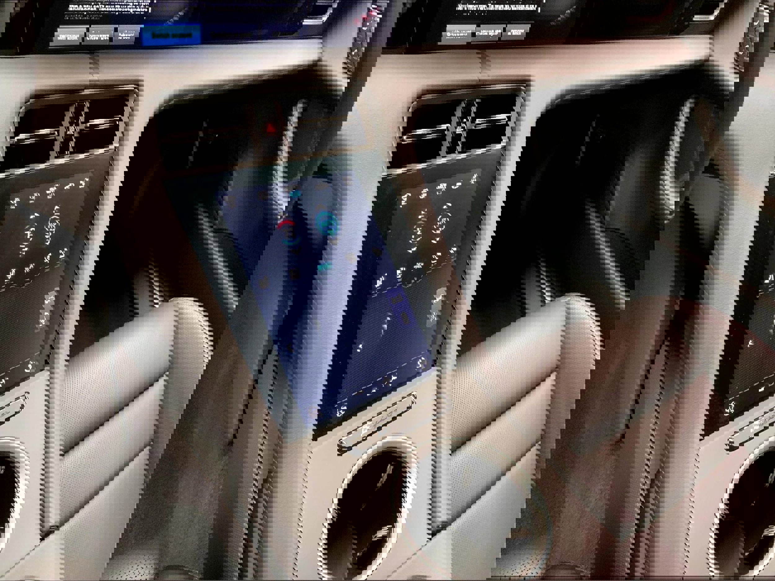 Used 2025 Porsche Taycan image 18