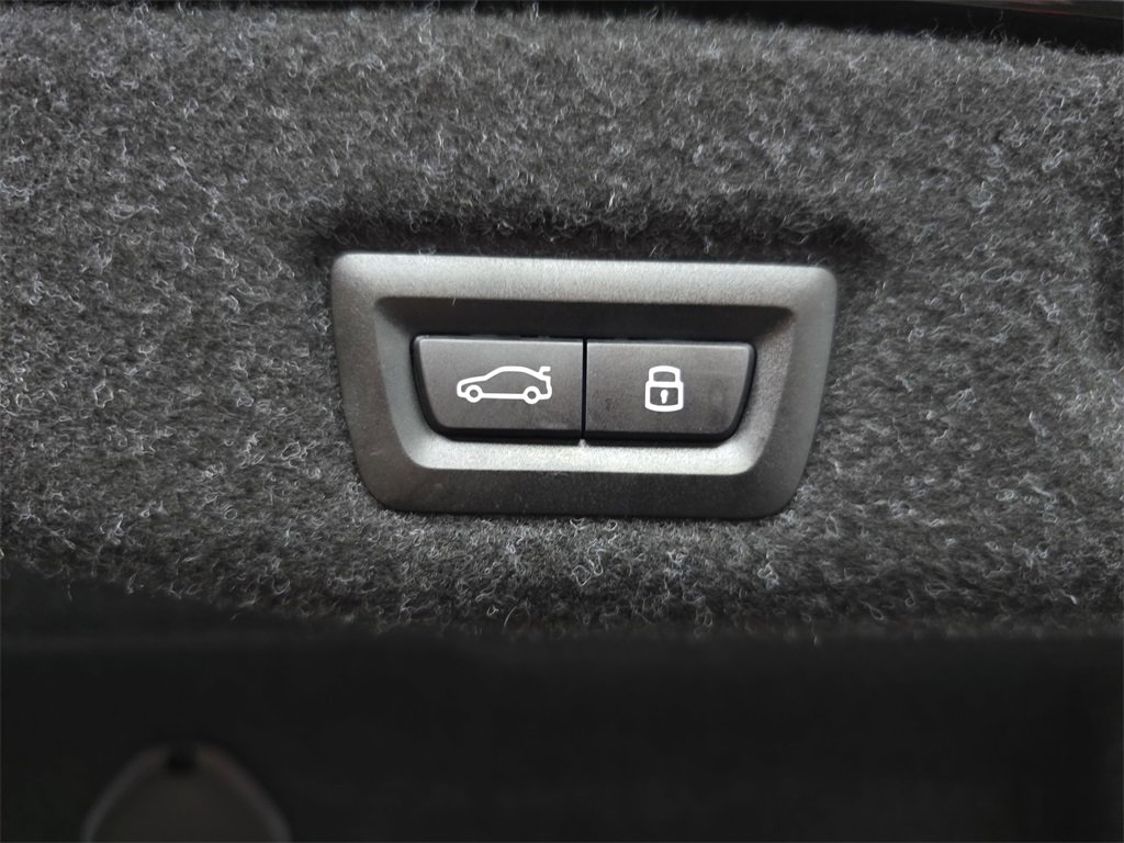 Used 2025 BMW i5 xDrive40 w/ Premium Package image 16