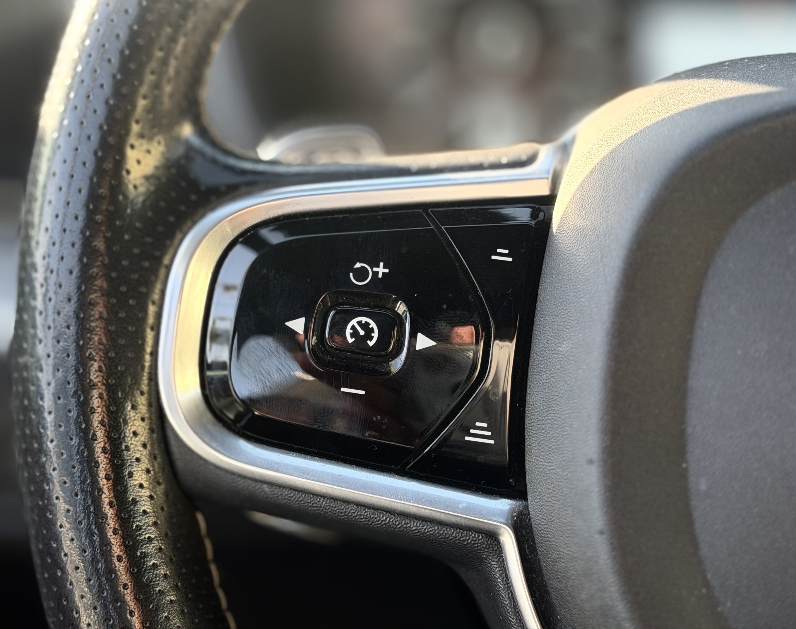 Used 2018 Volvo XC60 T6 R-Design AWD/4WD image 29