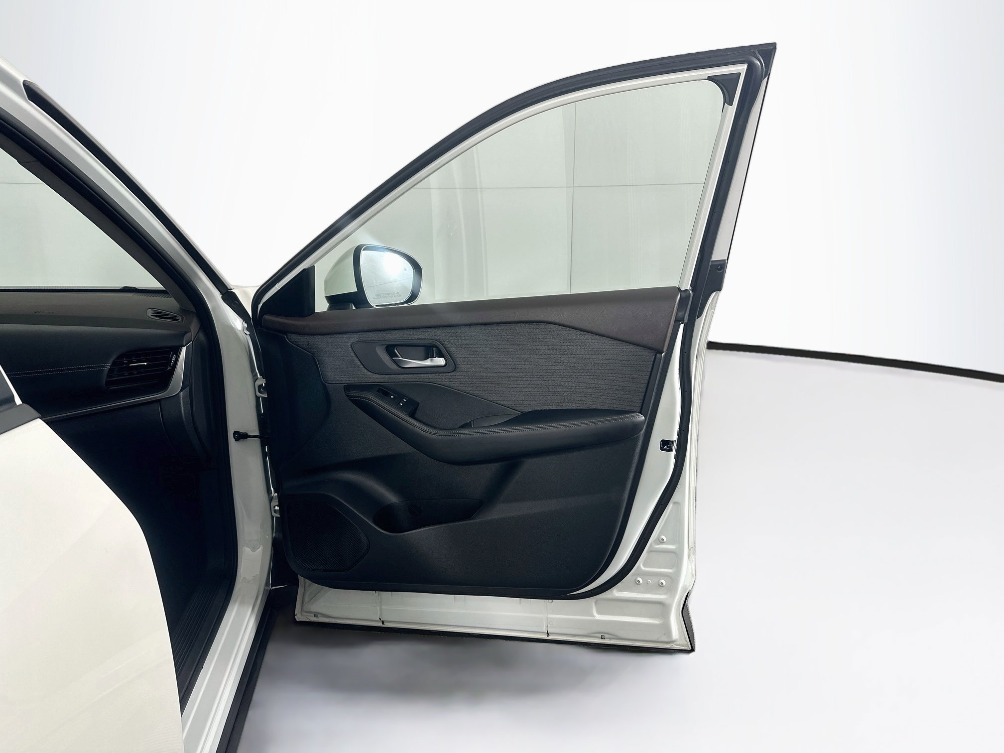 Used 2022 Nissan Rogue SV FWD image 32