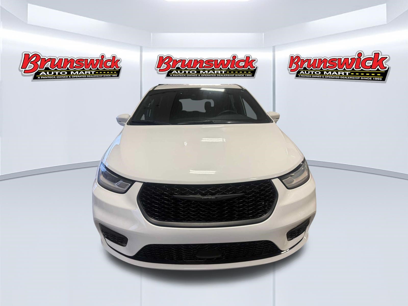 Used 2021 Chrysler Pacifica Touring w/ S Appearance Package FWD image 3